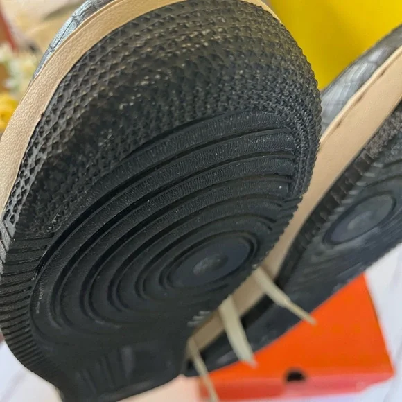 Classic Black Crocodile-Pattern Sneakers - Picture 6 of 16